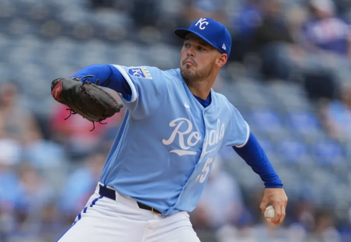 2 de abril de 2026; Kansas City, Missouri, EE. UU.; El lanzador de los Kansas City Royals, Cole Ragans (55), lanza durante la primera entrada contra los Minnesota Twins en el Kauffman Stadium. Crédito obligatorio: Jay Biggerstaff-Imagn Images