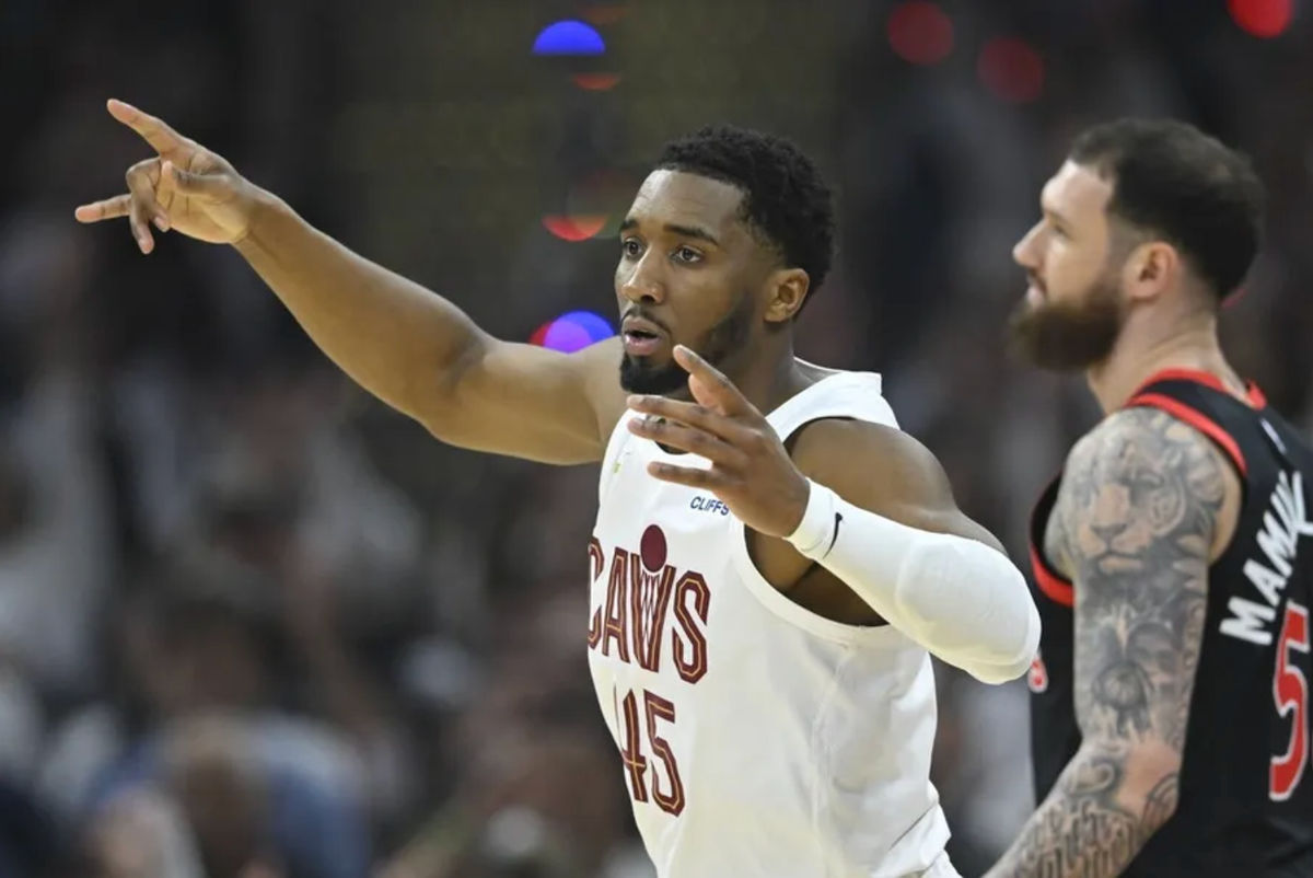29 de abril de 2026; Cleveland, Ohio, EUA; O armador do Cleveland Cavaliers, Donovan Mitchell (45), comemora sua cesta de três pontos ao lado do ala do Toronto Raptors, Sandro Mamukelashvili (54), no primeiro quarto do jogo cinco da primeira rodada dos Playoffs da NBA de 2026, na Rocket Arena. Crédito obrigatório: David Richard-Imagn Images