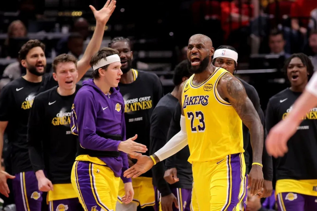 1º de maio de 2026; Houston, Texas, EUA; O ala do Los Angeles Lakers, LeBron James (23), comemora após uma cesta contra o Houston Rockets durante o segundo quarto do jogo seis da primeira rodada dos Playoffs da NBA de 2026 no Toyota Center. Crédito obrigatório: Erik Williams-Imagn Images