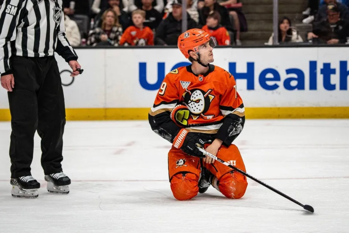 4 de abril de 2026; Anaheim, California, EE. UU.; Troy Terry (19), extremo derecho de los Anaheim Ducks, tras una penalización por zancadilla durante el segundo periodo del partido contra los Nashville Predators en el Honda Center. Crédito obligatorio: Corinne Votaw-Imagn Images