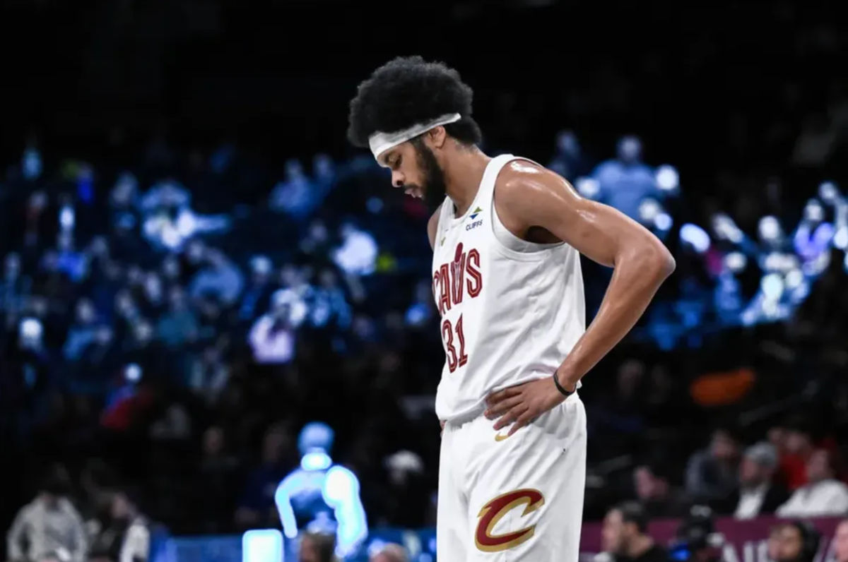 20 de fevereiro de 2025; Brooklyn, Nova York, EUA; O pivô do Cleveland Cavaliers, Jarrett Allen (31), durante o primeiro tempo contra o Brooklyn Nets no Barclays Center. Crédito obrigatório: John Jones-Imagn Images