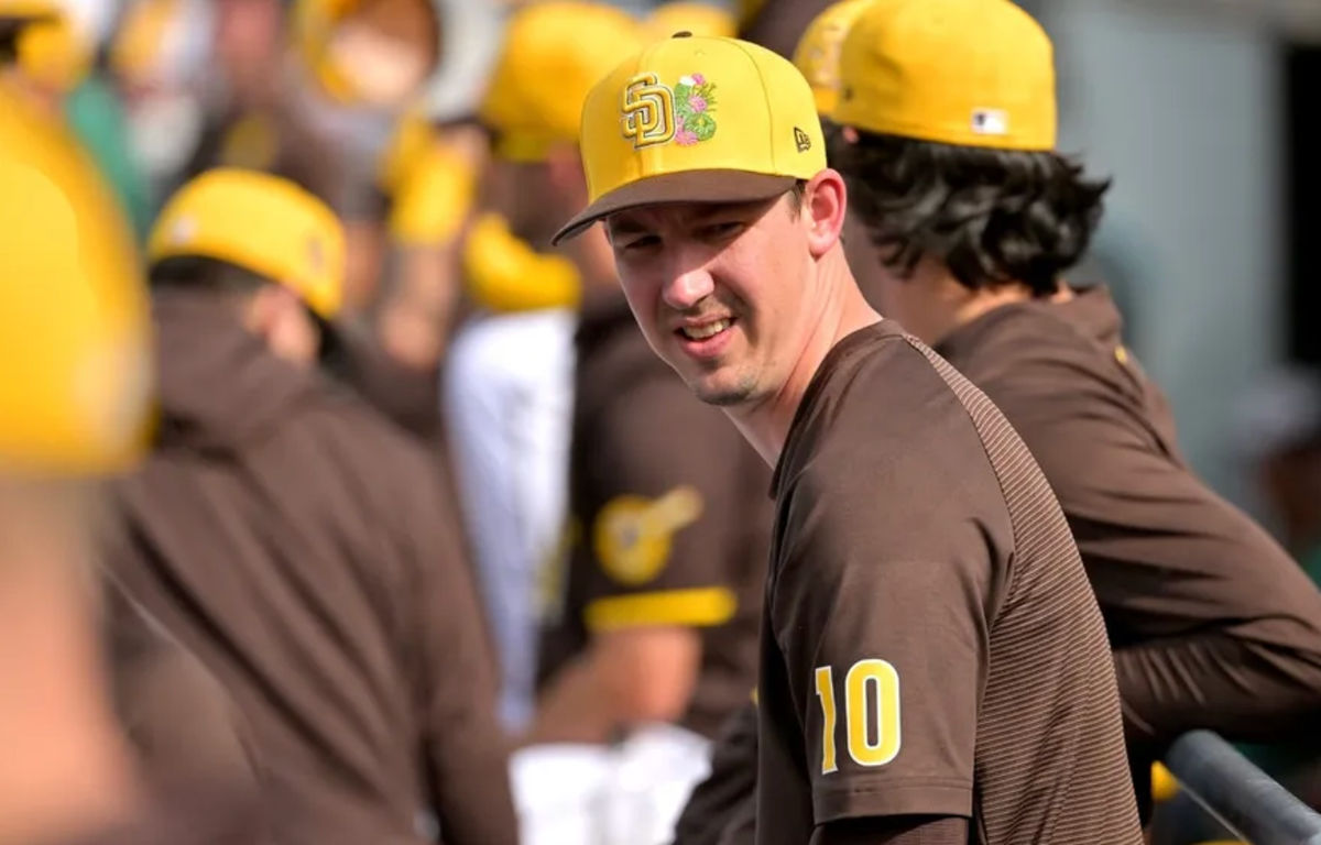 23 de fevereiro de 2026; Peoria, Arizona, EUA; O arremessador do San Diego Padres, Walker Buehler (10), observa do banco de reservas durante a quinta entrada contra o Milwaukee Brewers no Peoria Sports Complex. Crédito obrigatório: Jayne Kamin-Oncea-Imagn Images