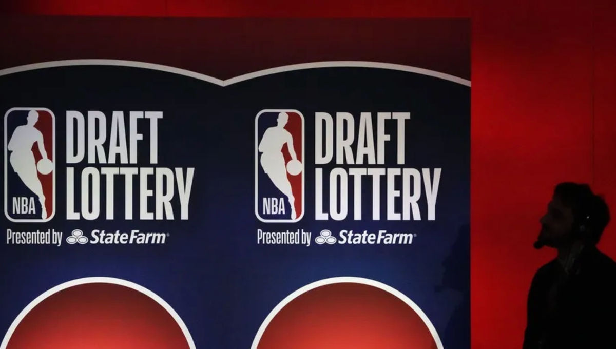 12 de maio de 2025; Chicago, Illinois, EUA; Uma pessoa assiste ao sorteio da loteria do Draft da NBA de 2025 no McCormick Place. Crédito obrigatório: David Banks-Imagn Images