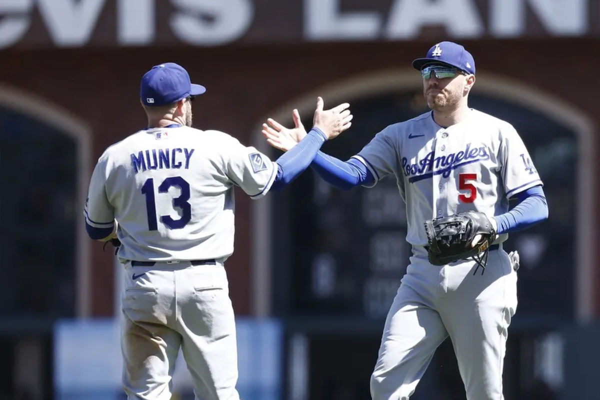 23 de abril de 2026; San Francisco, California, EE. UU.; El tercera base de los Dodgers de Los Ángeles, Max Muncy (13), celebra con el primera base Freddie Freeman (5) después del partido contra los Gigantes de San Francisco en el Oracle Park. Crédito obligatorio: Kelley L Cox-Imagn Images