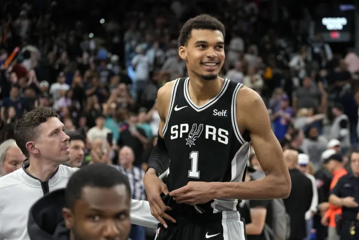 29 de março de 2024; San Antonio, Texas, EUA; O ala do San Antonio Spurs, Victor Wembanyama (1), comemora após a vitória na prorrogação contra o New York Knicks no Frost Bank Center. Créditos: Scott Wachter-USA TODAY Sports
