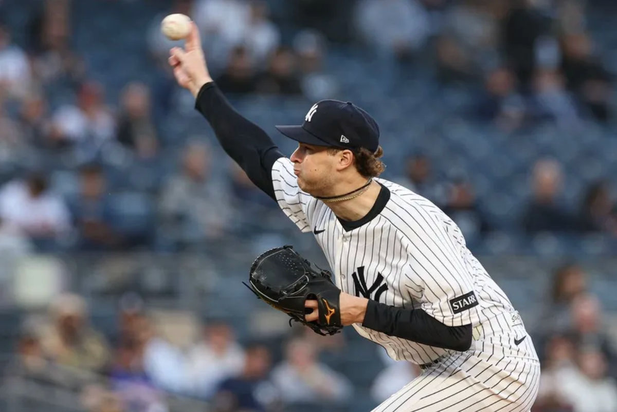 4 de maio de 2026; Bronx, Nova Iorque, EUA; O arremessador do New York Yankees, Cam Schlittler (31), faz um arremesso durante a primeira entrada contra o Baltimore Orioles no Yankee Stadium. Crédito obrigatório: Vincent Carchietta-Imagn Images