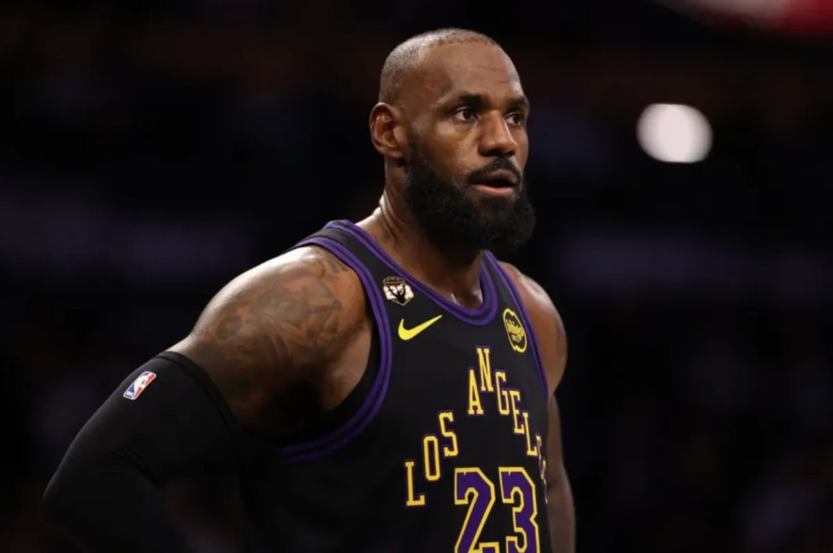 13. januára 2026; Los Angeles, Kalifornia, USA; Útočník Los Angeles Lakers LeBron James (23) nosí nášivku pripevnenú na pravej hornej časti hrudníka, aby oslávil rekordnú 23. sezónu NBA počas prvého polčasu proti Atlante Hawks v Crypto.com Arena. Povinný kredit: Kiyoshi Mio-Imagn Images