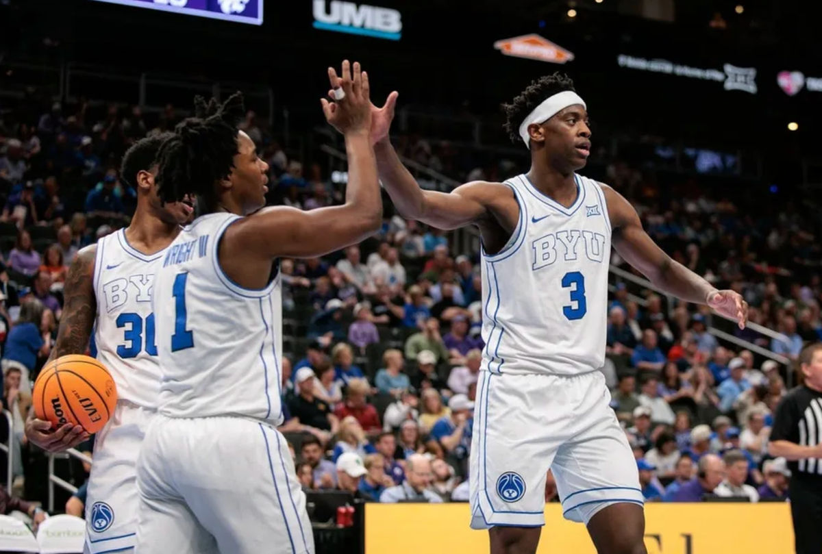 10 de marzo de 2026; Kansas City, MO, EE. UU.; El alero de los BYU Cougars, AJ Dybantsa (3), choca las manos con el escolta de los BYU Cougars, Robert Wright III (1), después de una jugada durante la segunda mitad del partido contra los Kansas State Wildcats en el T-Mobile Center. Crédito obligatorio: William Purnell-Imagn Images
