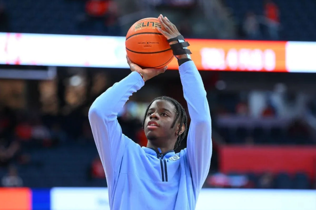 21 de febrero de 2026; Syracuse, Nueva York, EE. UU.; El alero de los North Carolina Tar Heels, Caleb Wilson (8), lanza a canasta antes del partido contra los Syracuse Orange en el JMA Wireless Dome. Crédito obligatorio: Rich Barnes-Imagn Images