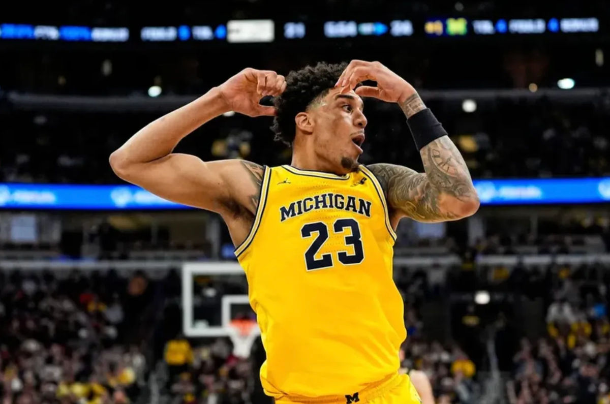 El alero de Michigan, Yaxel Lendeborg (23), reacciona al ser señalado como falta personal en su contra durante la primera mitad de la final del Torneo Big Ten contra Purdue en el United Center de Chicago el domingo 15 de marzo de 2026.