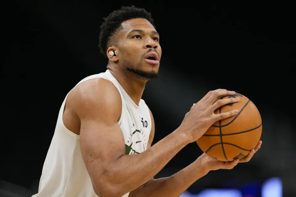 10 de marzo de 2026; Milwaukee, Wisconsin, EE. UU.; El alero de los Milwaukee Bucks, Giannis Antetokounmpo (34), lanza a canasta durante el calentamiento previo al partido contra los Phoenix Suns en el Fiserv Forum. Crédito obligatorio: Jeff Hanisch-Imagn Images
