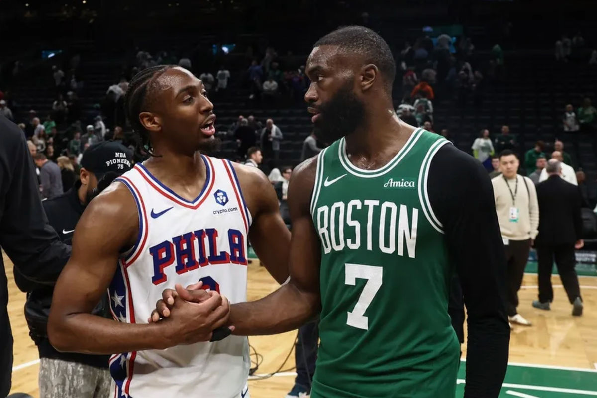 2 de mayo de 2026; Boston, Massachusetts, EE. UU.; El base de los Philadelphia 76ers, Tyrese Maxey (0), conversa con el base de los Boston Celtics, Jaylen Brown (7), tras la victoria de Filadelfia en el séptimo partido de la primera ronda de los Playoffs de la NBA de 2026 en el TD Garden. Crédito obligatorio: Winslow Townson-Imagn Images