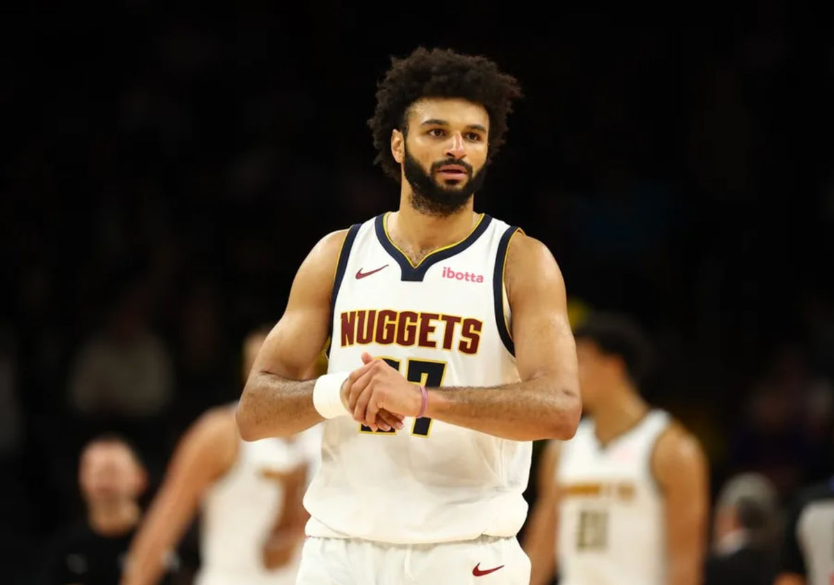 29 de noviembre de 2025; Phoenix, Arizona, EE. UU.; Jamal Murray (27), base de los Denver Nuggets, contra los Phoenix Suns en el Mortgage Matchup Center. Crédito obligatorio: Mark J. Rebilas-Imagn Images
