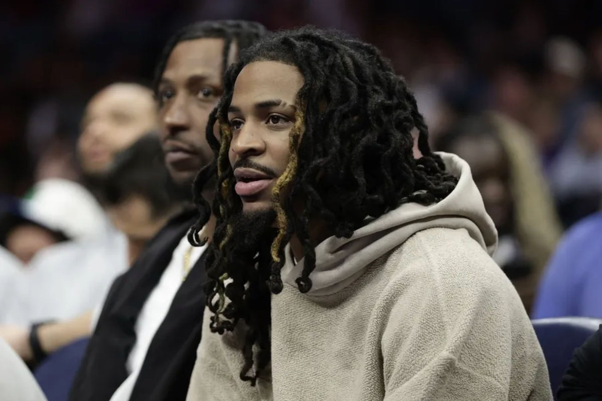 21 de marzo de 2026; Charlotte, Carolina del Norte, EE. UU.; El base de los Memphis Grizzlies, Ja Morant, observa desde el banquillo durante la segunda mitad del partido contra los Charlotte Hornets en el Spectrum Center. Crédito obligatorio: Brian Westerholt-Imagn Images