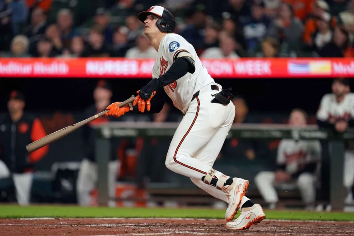 11 de maio de 2026; Baltimore, Maryland, EUA; O rebatedor designado do Baltimore Orioles, Coby Mayo (16), acerta um home run de três corridas durante a sétima entrada contra o New York Yankees no Oriole Park at Camden Yards. Crédito obrigatório: Mitch Stringer-Imagn Images