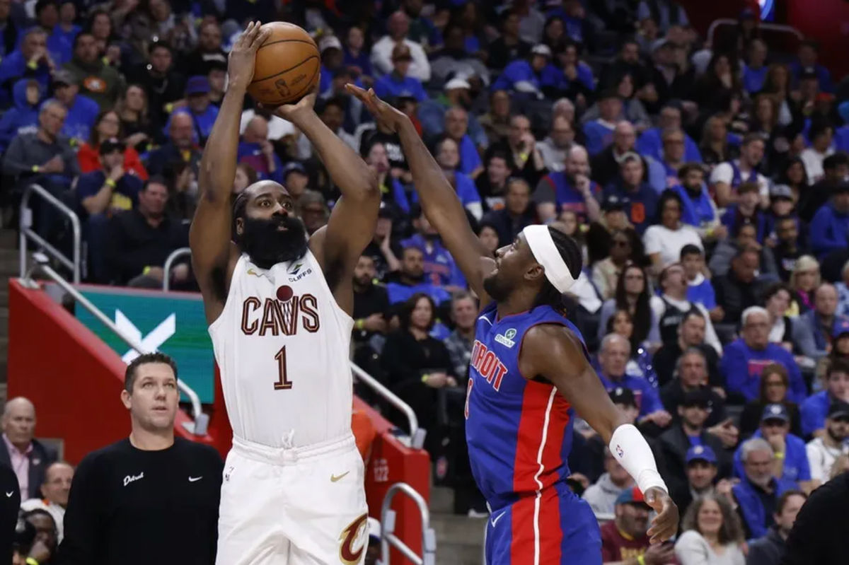 13 de maio de 2026; Detroit, Michigan, EUA; O armador do Cleveland Cavaliers, James Harden (1), arremessa sobre o armador do Detroit Pistons, Caris LeVert (8), no primeiro tempo do jogo cinco da segunda rodada dos Playoffs da NBA de 2026, na Little Caesars Arena. Crédito obrigatório: Rick Osentoski-Imagn Images