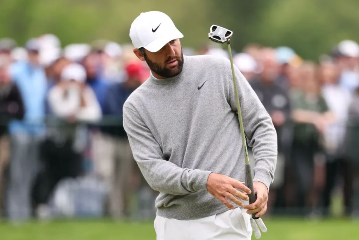 11 de maio de 2026; Newtown Square, Pensilvânia, Scottie Scheffler dá uma tacada no décimo oitavo buraco durante uma rodada de treino do torneio de golfe PGA Championship no Aronimink Golf Club. Crédito obrigatório: Bill Streicher-Imagn Images