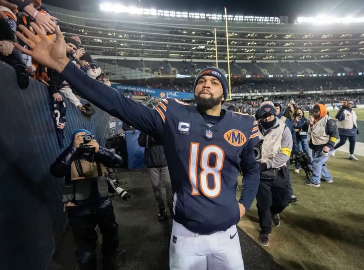 20 de diciembre de 2025; Chicago, Illinois, EE. UU.; El mariscal de campo de los Chicago Bears, Caleb Williams (18), choca las cinco con los aficionados tras derrotar a los Green Bay Packers en la prórroga en Soldier Field. Crédito obligatorio: Mark Hoffman-USA TODAY Network vía Imagn Images