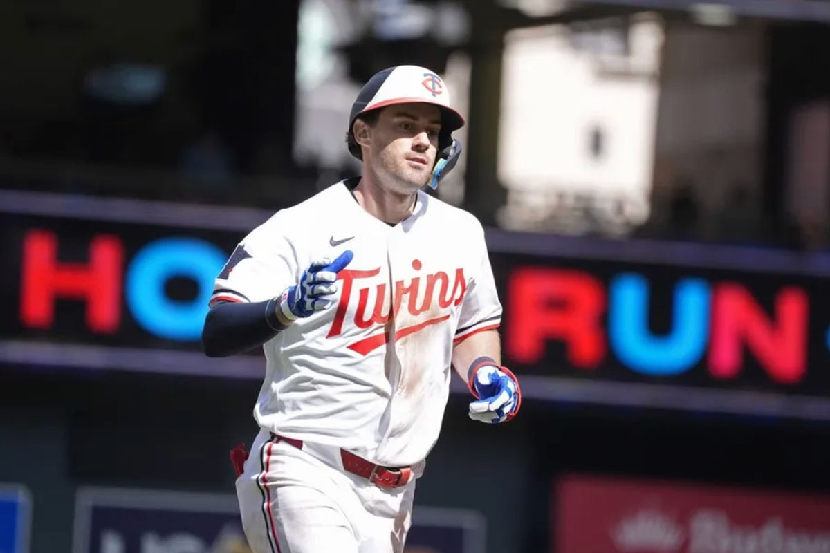 15 de abril de 2026; Minneapolis, Minnesota, EUA; O terceira base do Minnesota Twins, Ryan Kreidler, corre as bases após seu home run de três corridas contra o Boston Red Sox na nona entrada no Target Field. Crédito obrigatório: Bruce Kluckhohn-Imagn Images
