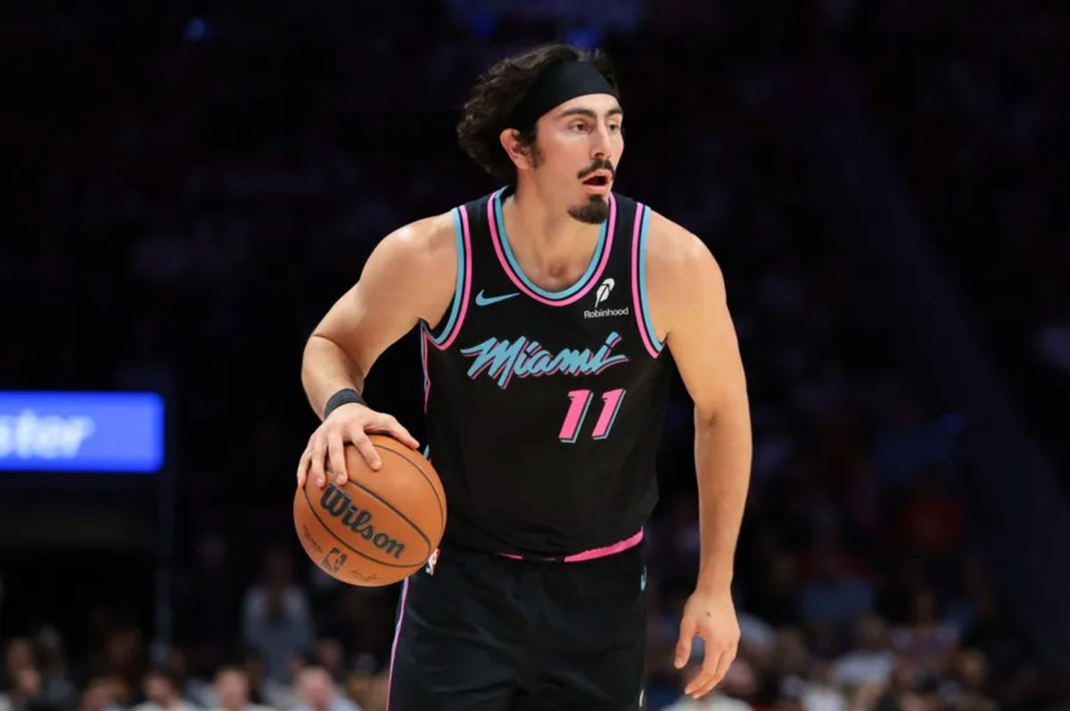 17 de novembro de 2025; Miami, Flórida, EUA; O ala do Miami Heat, Jaime Jaquez Jr. (11), dribla a bola contra o New York Knicks durante o primeiro quarto no Kaseya Center. Crédito obrigatório: Sam Navarro-Imagn Images
