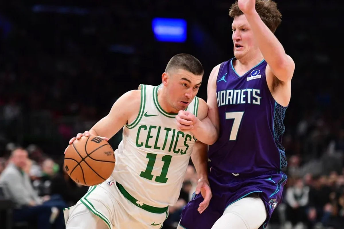 4 de março de 2026; Boston, Massachusetts, EUA; O armador do Boston Celtics, Payton Pritchard (11), avança para a cesta enquanto o armador do Charlotte Hornets, Kon Knueppel (7), defende durante o primeiro tempo no TD Garden. Crédito obrigatório: Bob DeChiara-Imagn Images