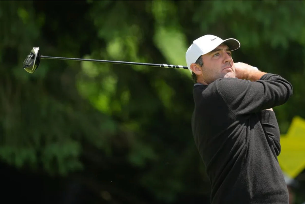 15. mája 2026; Newtown Square, Pennsylvania, USA; Scottie Scheffler hrá svoj úder na štvrtej jamke počas druhého kola golfového turnaja PGA Championship. Povinný kredit: James Lang-Imagn Images