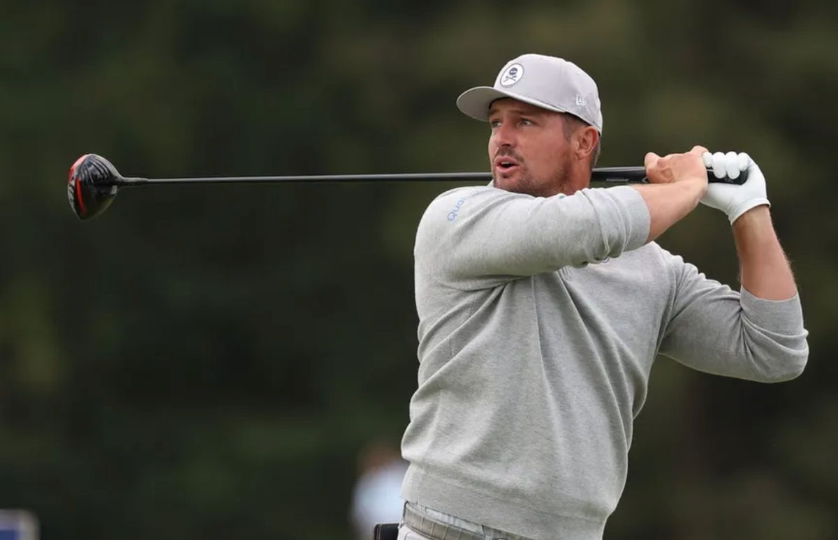 15. mája 2026; Newtown Square, Pennsylvania, USA; Bryson DeChambeau hrá svoj úder na siedmom odpalisku počas druhého kola golfového turnaja PGA Championship. Povinný kredit: Bill Streicher-Imagn Images