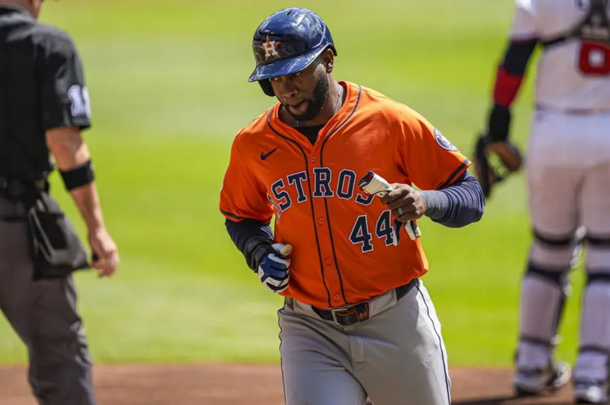 14 de setembro de 2025; Cumberland, Geórgia, EUA; O jogador de campo esquerdo do Houston Astros, Yordan Alvarez (44), marca um ponto contra o Atlanta Braves durante a primeira entrada no Truist Park. Crédito obrigatório: Dale Zanine-Imagn Images