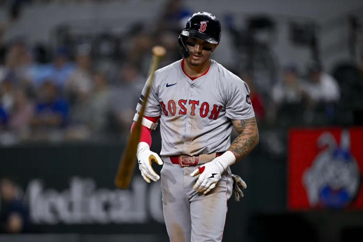 3 de agosto de 2024; Arlington, Texas, EUA; O jogador de campo esquerdo do Boston Red Sox, Jarren Duran (16), arremessa seu taco após ser eliminado por strikeout, encerrando a entrada contra o Texas Rangers durante a oitava entrada no Globe Life Field. Crédito obrigatório: Jerome Miron-USA TODAY Sports