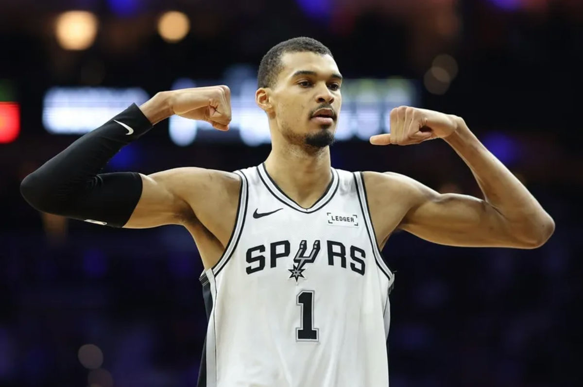3 de marzo de 2026; Filadelfia, Pensilvania, EE. UU.; El alero de los San Antonio Spurs, Victor Wembanyama (1), reacciona después de que su equipo anotara contra los Philadelphia 76ers durante el segundo cuarto en el Xfinity Mobile Arena. Crédito obligatorio: Bill Streicher-Imagn Images