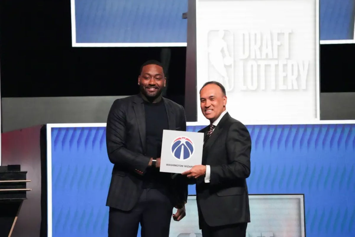 10 de mayo de 2026; Chicago, IL, EE. UU.; Mark Tatum, subcomisionado de la NBA, y John Wall, base de los Washington Wizards (izquierda), posan para las fotos después de que los Wizards ganaran la lotería del Draft de la NBA de 2026 en Navy Pier. Crédito obligatorio: David Banks-Imagn Images