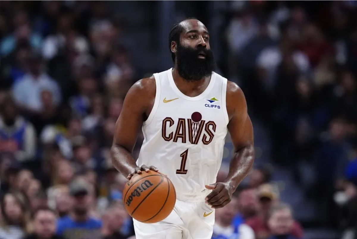 9 de febrero de 2026; Denver, Colorado, EE. UU.; El base de los Cleveland Cavaliers, James Harden (1), durante el segundo cuarto del partido contra los Denver Nuggets en el Ball Arena. Crédito obligatorio: Ron Chenoy-Imagn Images