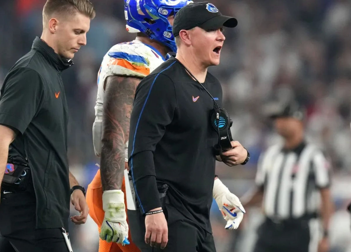 O técnico do Boise State Broncos, Spencer Danielson, dá instruções à sua equipe durante o jogo contra o Penn State Nittany Lions no Vrbo Fiesta Bowl, no State Farm Stadium, em 31 de dezembro de 2024.