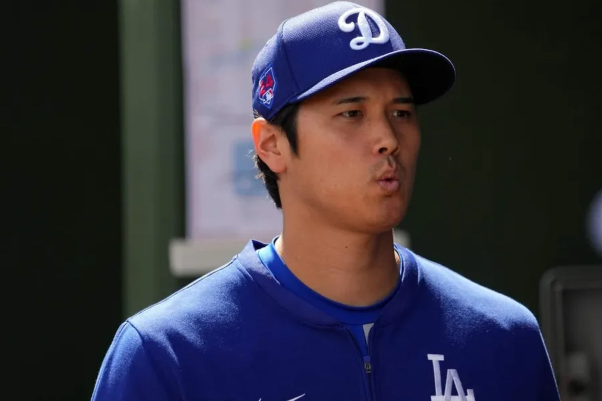 28 de fevereiro de 2024; Surprise, Arizona, EUA; O rebatedor designado do Los Angeles Dodgers, Shohei Ohtani (17), observa o jogo antes da partida contra o Texas Rangers no Surprise Stadium. Créditos: Joe Camporeale-USA TODAY Sports