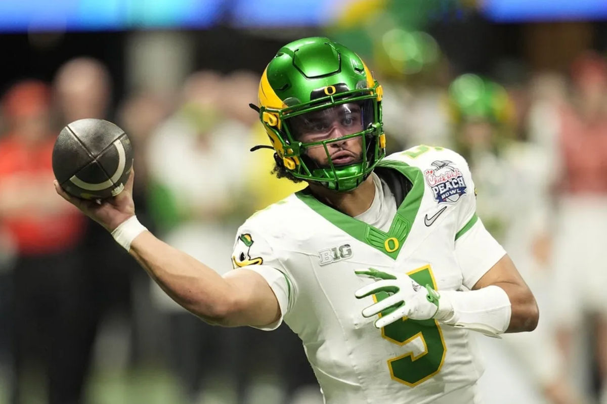 9 de enero de 2026; Atlanta, GA, EE. UU.; El mariscal de campo de los Oregon Ducks, Dante Moore (5), lanza un pase durante el cuarto cuarto del Peach Bowl 2025, partido de semifinales del College Football Playoff en el Mercedes-Benz Stadium. Crédito obligatorio: Dale Zanine-Imagn Images
