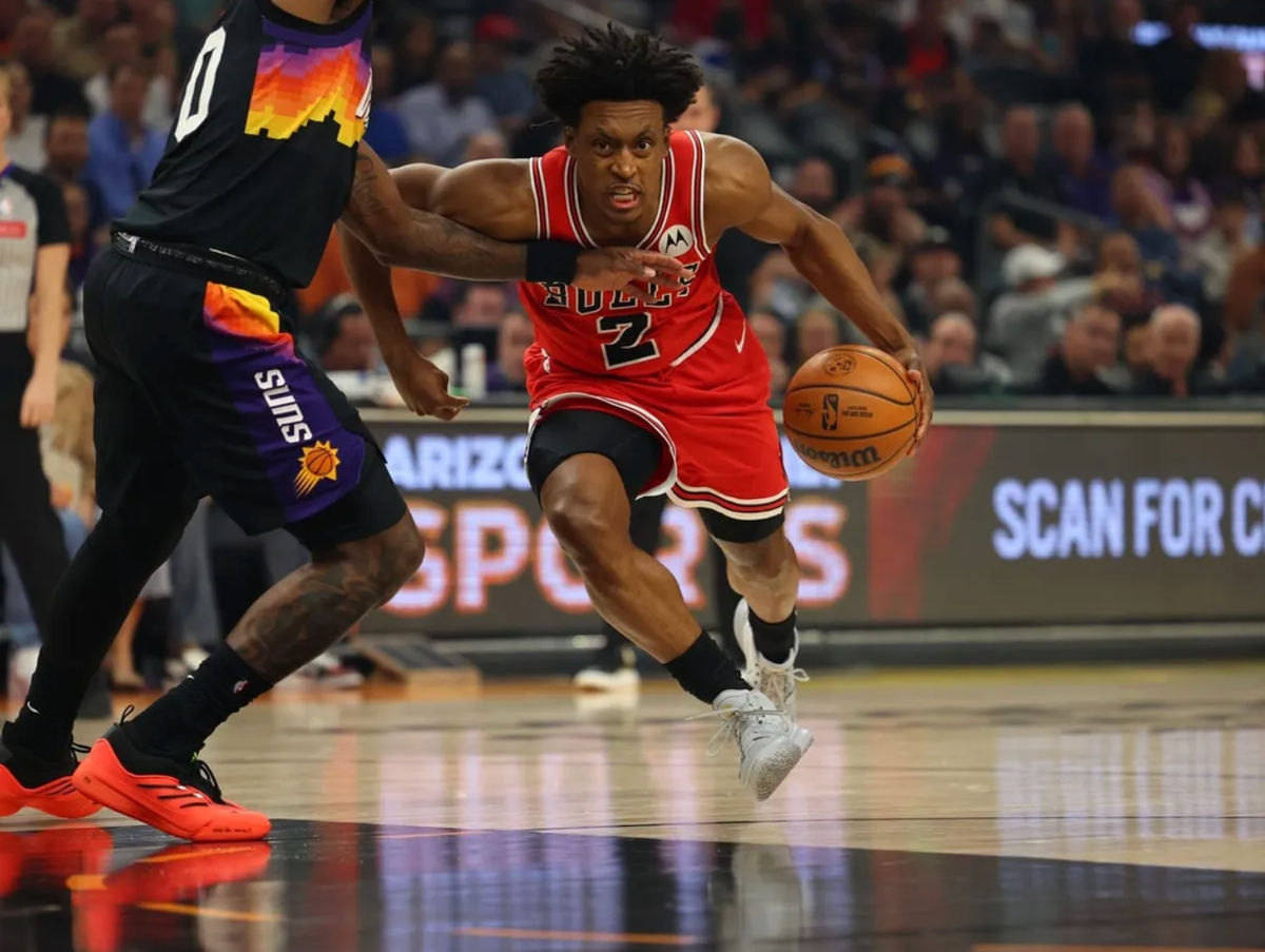 5 de março de 2026; Phoenix, Arizona, EUA; O armador do Chicago Bulls, Collin Sexton (2), dribla em direção à cesta contra o ala do Phoenix Suns, Ryan Dunn (0), durante o primeiro quarto no Mortgage Matchup Center. Crédito obrigatório: Anna Carrington-Imagn Images