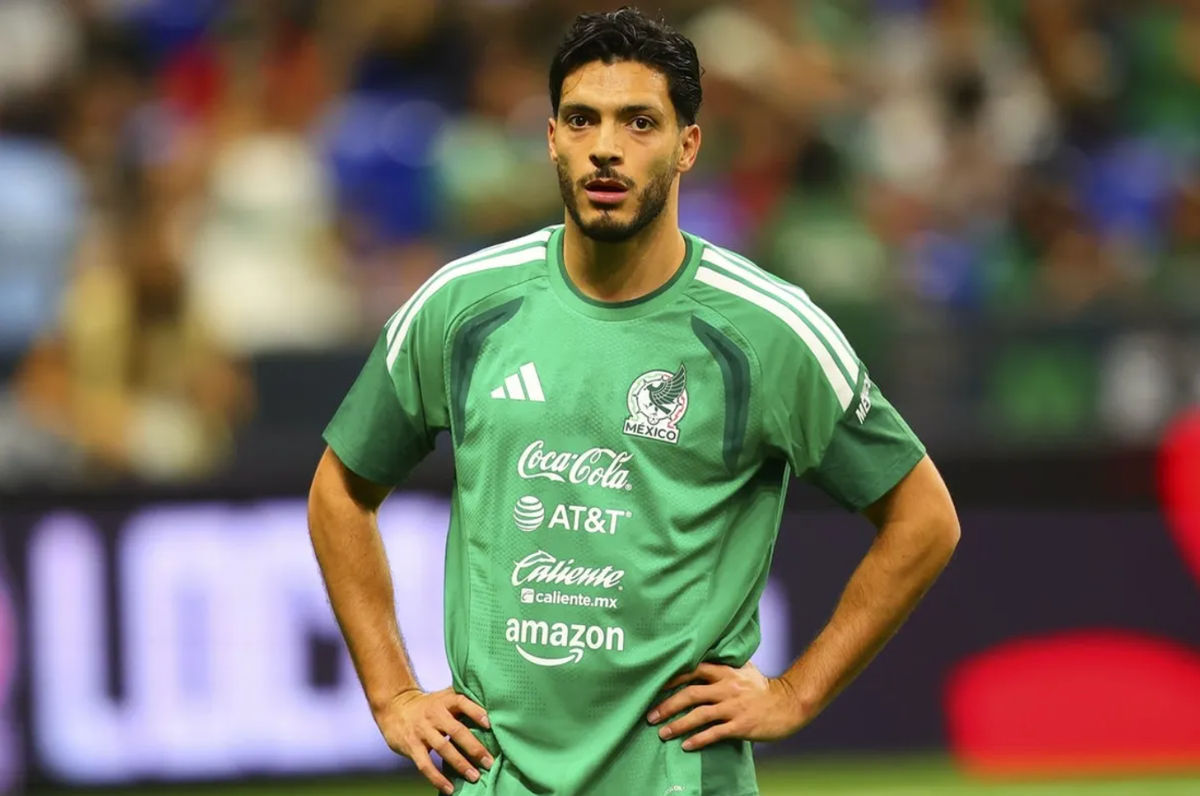 18 de noviembre de 2025; San Antonio, Texas, EE. UU.; El delantero mexicano Raúl Jiménez (9) calienta antes de un partido contra Paraguay en el Alamodome. Crédito obligatorio: Daniel Jefferson-Imagn Images