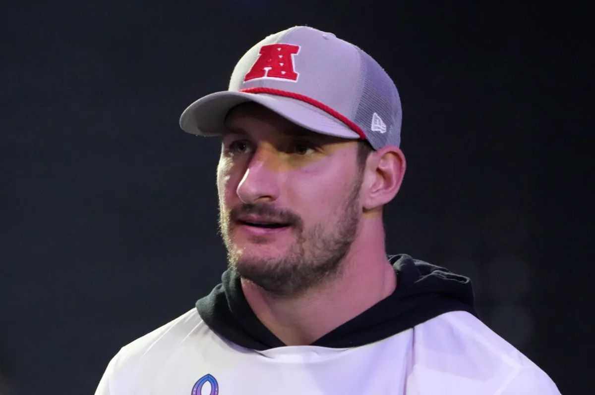 30 de janeiro de 2025; Orlando, Flórida, EUA; O linebacker Joey Bosa, do Los Angeles Chargers, durante o Desafio de Habilidades do Pro Bowl no Nicholson Fieldhouse. Crédito obrigatório: Kirby Lee-Imagn Images