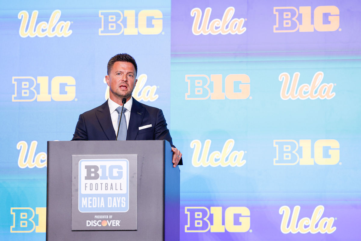 29 de julho de 2026; Chicago, IL, EUA; O técnico de futebol americano da UCLA, Bob Chesney, discursa durante o Big Ten Media Days no Hilton Chicago. Crédito obrigatório: Kamil Krzaczynski-Imagn Images