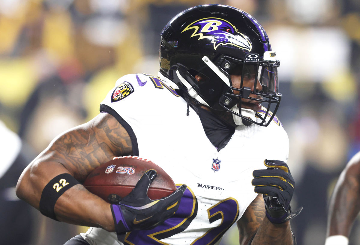 4 de janeiro de 2026; Pittsburgh, Pensilvânia, EUA; O running back do Baltimore Ravens, Derrick Henry (22), carrega a bola contra o Pittsburgh Steelers durante o primeiro quarto no Acrisure Stadium. Crédito obrigatório: Charles LeClaire-Imagn Images