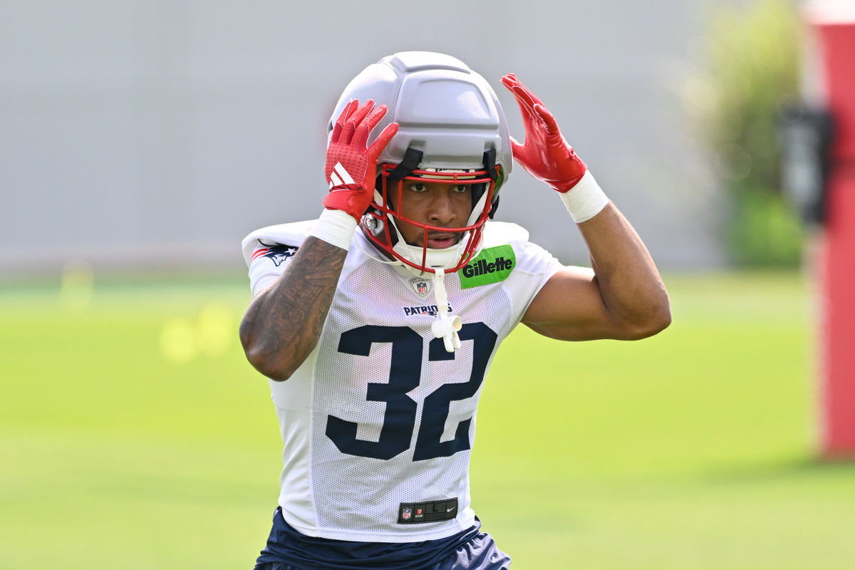 28 de julho de 2026; Foxborough, MA, EUA; O running back do New England Patriots, Treveyon Henderson (32), caminha para o treino de pré-temporada no Gillette Stadium. Crédito obrigatório: Eric Canha-Imagn Images