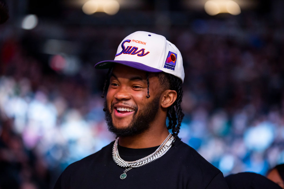 7 de maio de 2022; Phoenix, Arizona, EUA; Kyler Murray presente no UFC 274 no Footprint Center. Crédito obrigatório: Mark J. Rebilas-USA TODAY Sports