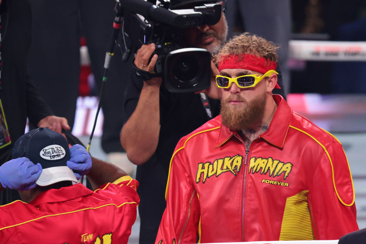 19 de dezembro de 2025; Miami, Flórida, ESTADOS UNIDOS; Jake Paul observa do ringue antes de sua luta de boxe na categoria peso-pesado contra Anthony Joshua no Kaseya Center. Crédito obrigatório: Sam Navarro-Imagn Images