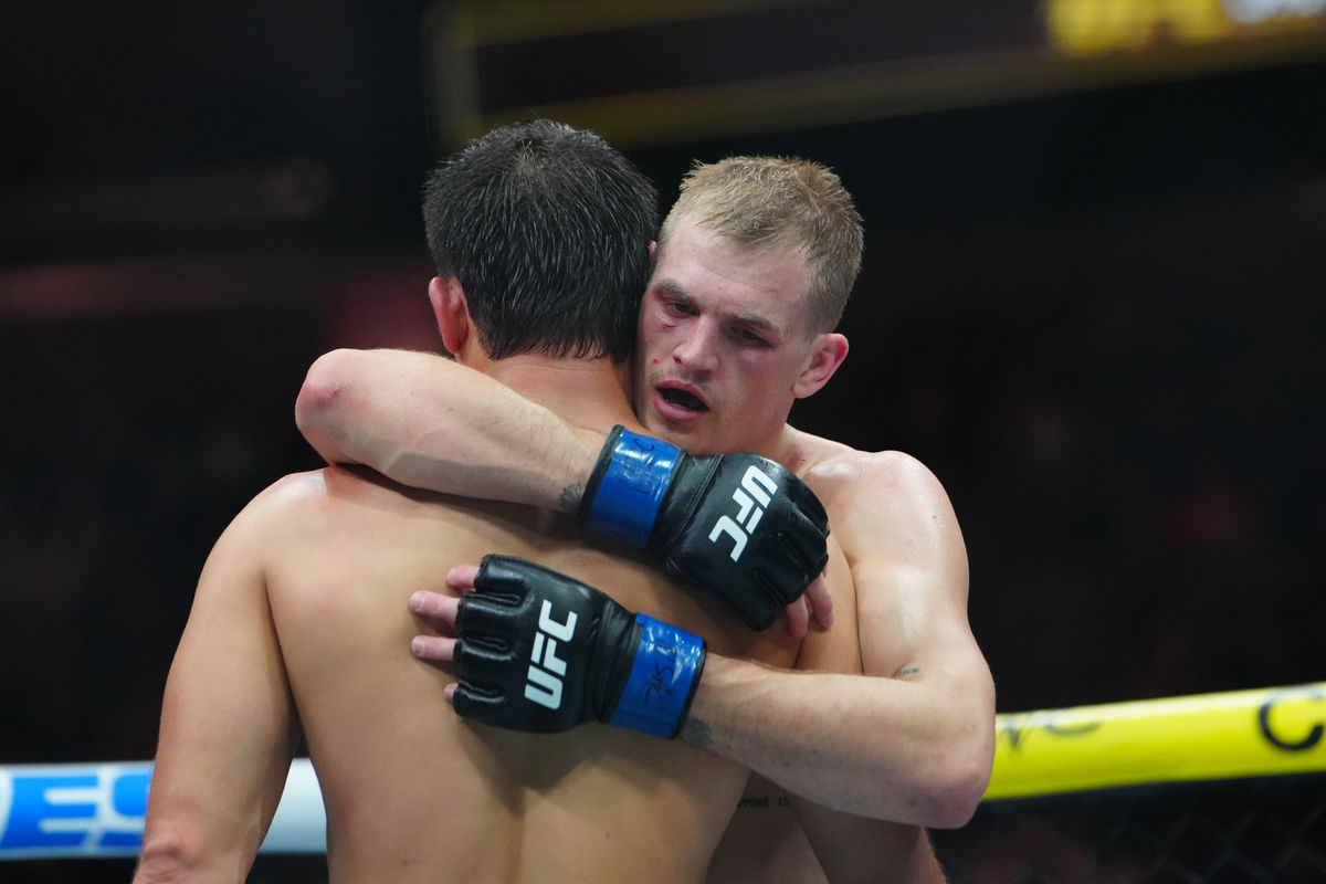 7 de dezembro de 2024; Las Vegas, Nevada, ESTADOS UNIDOS; Shavkat Rakhmonov (luvas vermelhas) abraça Ian Machado Garry (luvas azuis) após a luta na T-Mobile Arena. Crédito obrigatório: Stephen R. Sylvanie-Imagn Images