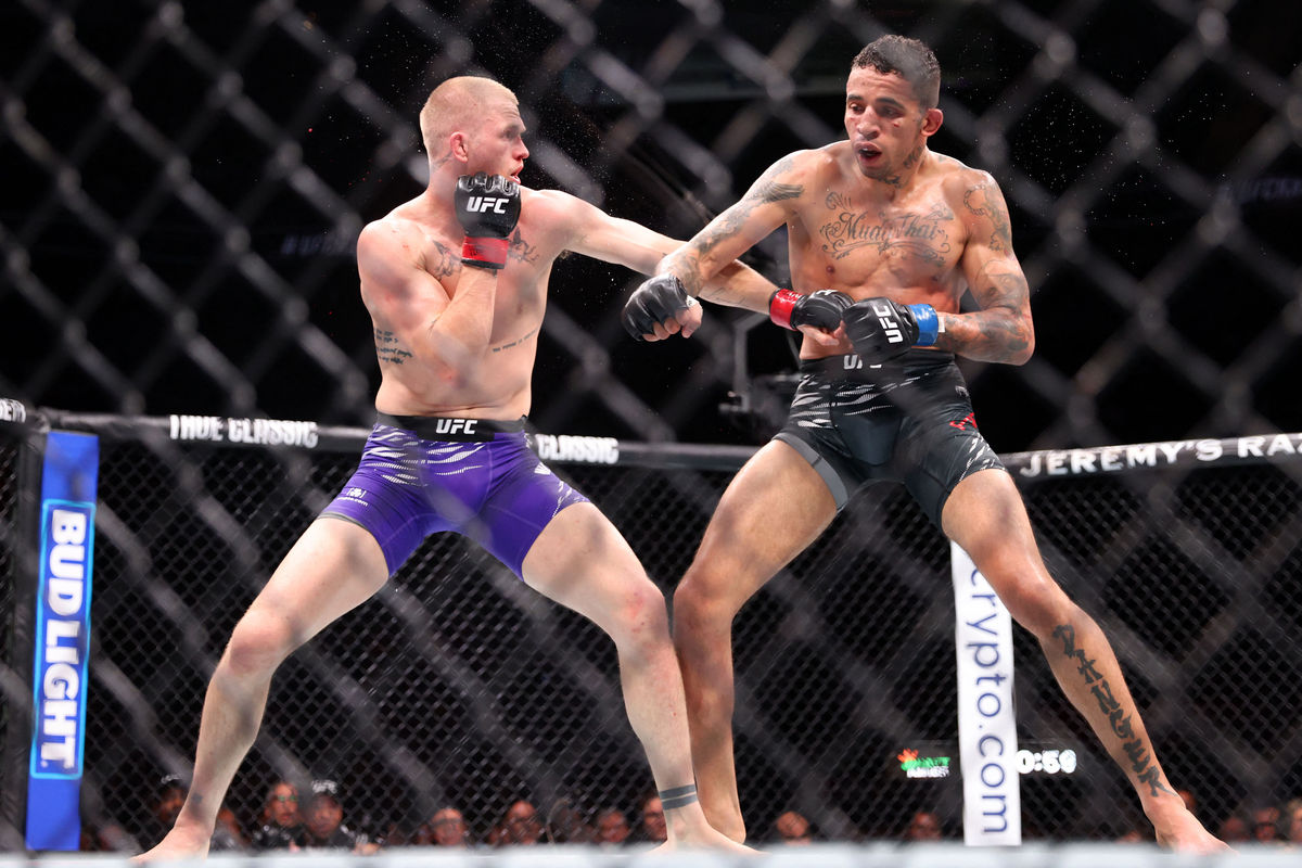26 de abril de 2025; Kansas City, Missouri, ESTADOS UNIDOS; Ian Machado Garry (luvas vermelhas) luta contra Carlos Prates (luvas azuis) durante o UFC Fight Night no T-Mobile Center. Crédito obrigatório: William Purnell-Imagn Images