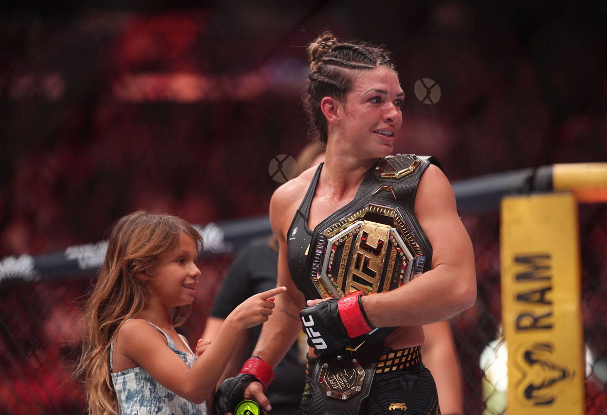 15 de agosto de 2026; Filadelfia, Pensilvania, EE. UU.; Mackenzie Dern (guantes rojos) pelea contra Gillian Robertson (guantes azules) en la pelea por el título de peso paja femenino durante UFC 330 en el Xfinity Mobile Arena. Crédito obligatorio: Kyle Ross-Imagn Images