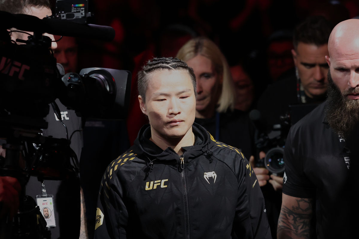15 de novembro de 2025; Nova York, NY, ESTADOS UNIDOS; Zhang Weili entra no octógono antes da luta pelo título peso-mosca feminino contra Valentina Shevchenko (não aparece na foto) durante o UFC 322 no Madison Square Garden. Crédito obrigatório: Ed Mulholland-Imagn Images