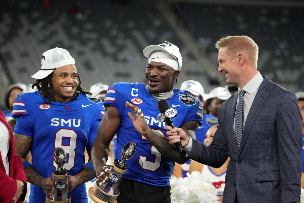 2 de janeiro de 2026; San Diego, CA, EUA; O wide receiver Yamir Knight (8) e o safety Ahmaad Moses (3) do SMU Mustangs são entrevistados pelo comentarista da Fox Sports, Joel Klatt, após o Holiday Bowl contra o Arizona Wildcats no Snapdragon Stadium. Crédito obrigatório: Kirby Lee-Imagn Images