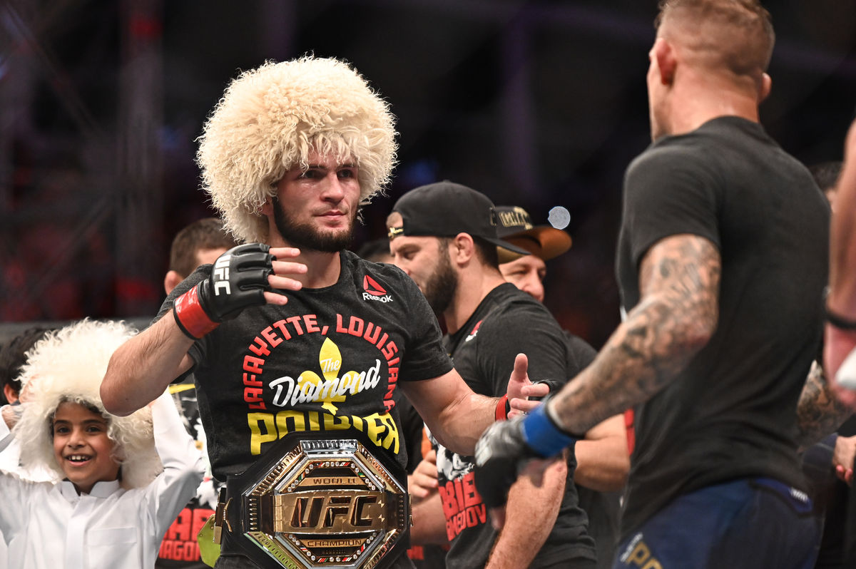 7 de setembro de 2019; Abu Dhabi, Emirados Árabes Unidos; Khabib Nurmagomedov (luvas vermelhas) cumprimenta Dustin Poirier (luvas azuis) durante o UFC 242 na Arena. Crédito obrigatório: Per Haljestam-USA TODAY Sports