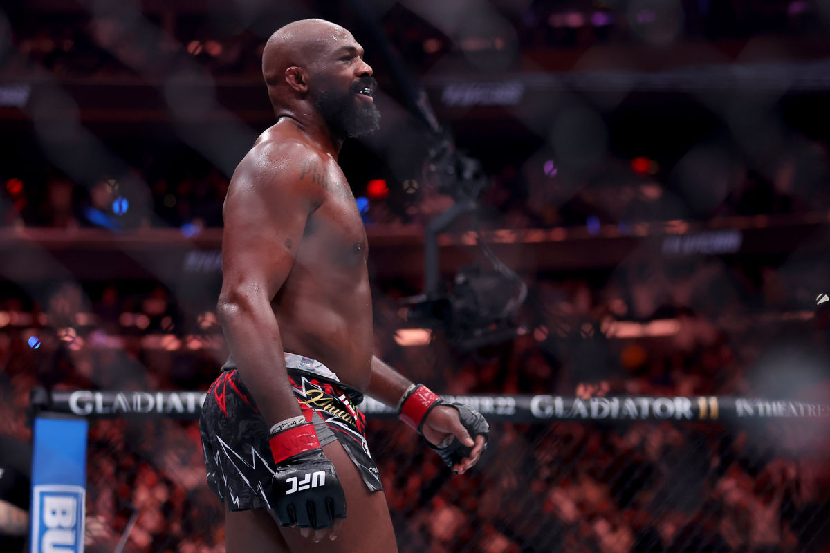 16 de novembro de 2024; Nova York, NY, EUA; Jon Jones (luvas vermelhas) comemora após derrotar Stipe Miocic (não aparece na foto) na luta de pesos pesados do UFC 309 no Madison Square Garden. Crédito obrigatório: Brad Penner-Imagn Images